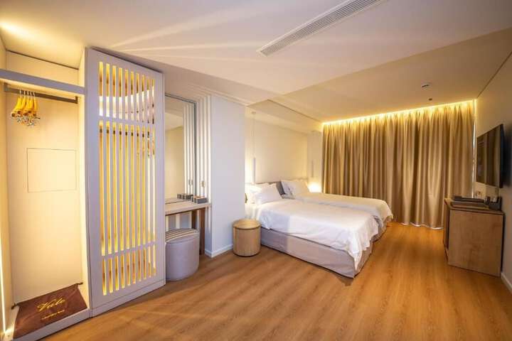 Room 10 of 97