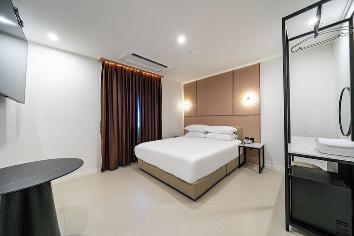 Room 4 of 27