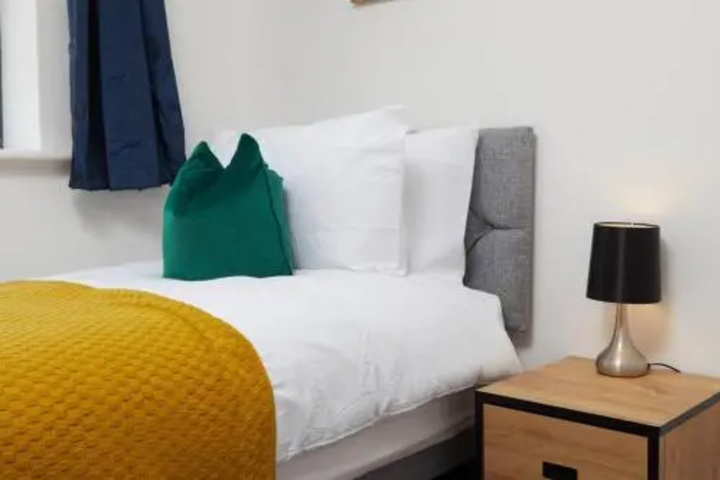 Image of Fantastic 5 Bed House in Manchester w / Parking