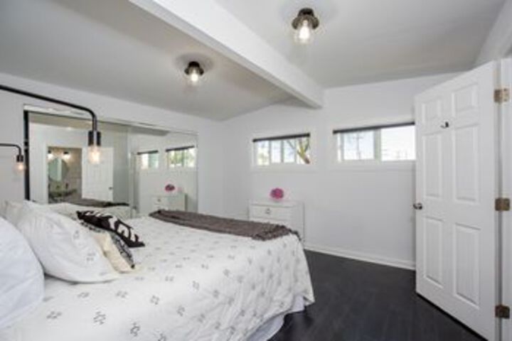 Room 9 of 33
