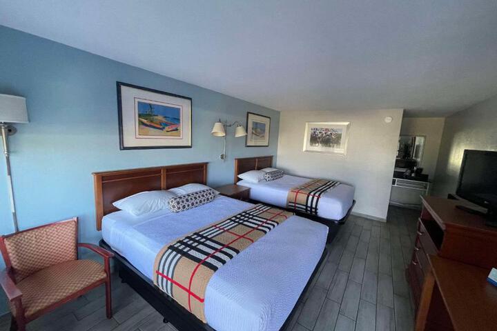 2 Queen Beds (3 of 5)