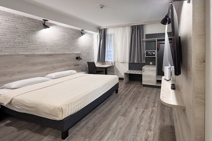 Room 5 of 18