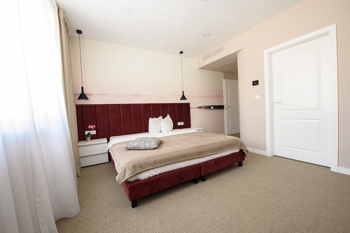 Room 11 of 28