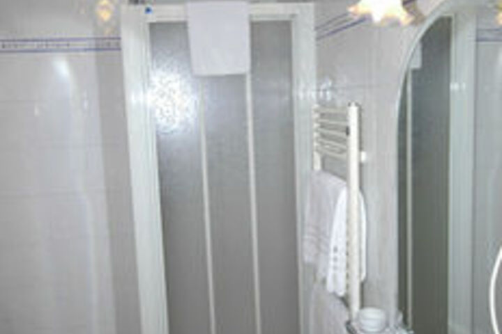 Room 4 of 32