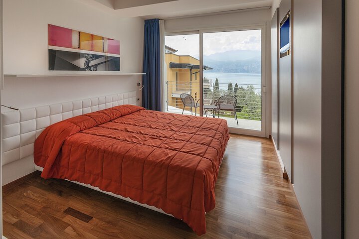 Room 15 of 34