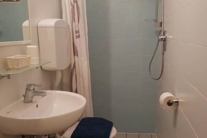 Room 15 of 24