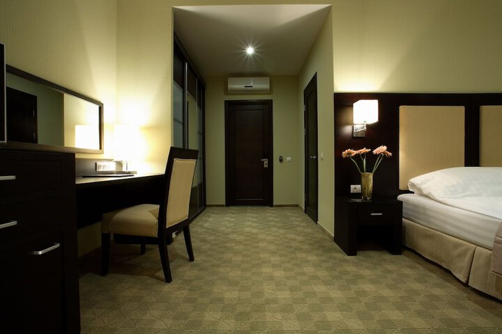 Room 9 of 34