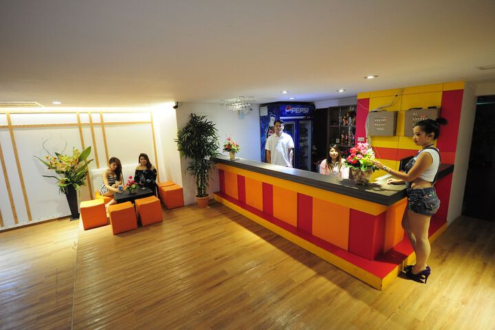 Lounge 125 of 143