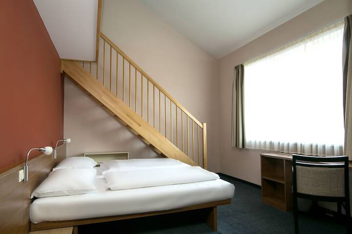 Room 2 of 82