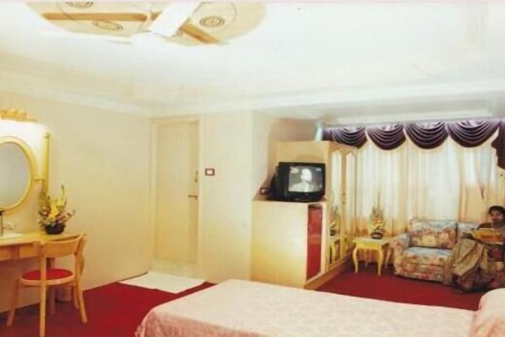 Room 10 of 26