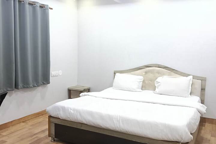 Room 5 of 9