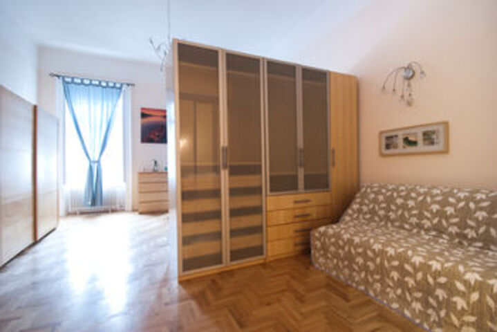 Room 6 of 18