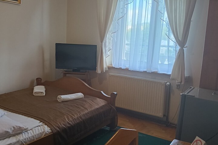 Room 6 of 77