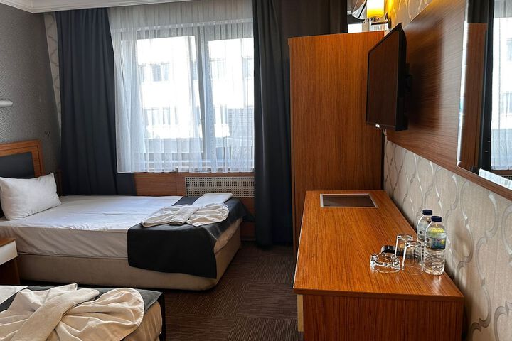 Room 6 of 12