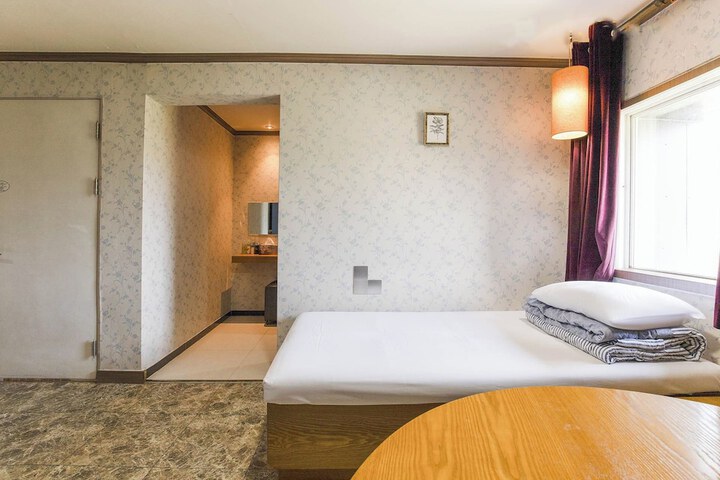 Room 32 of 82