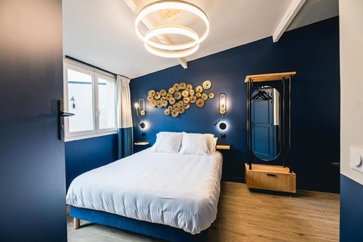 Room 10 of 32