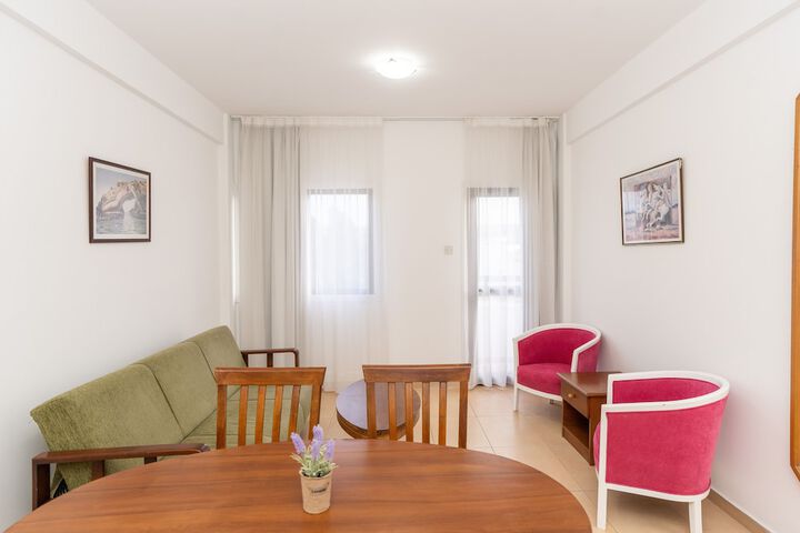 Room 6 of 8