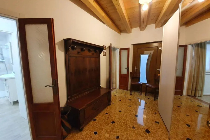 Room 6 of 10