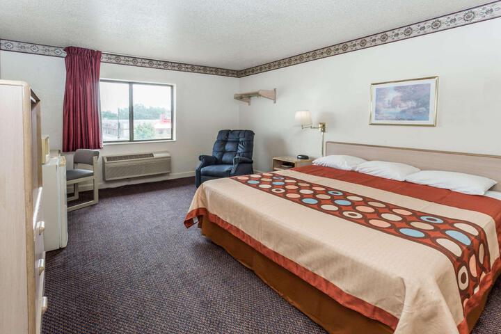 1 King Bed (8 of 10)