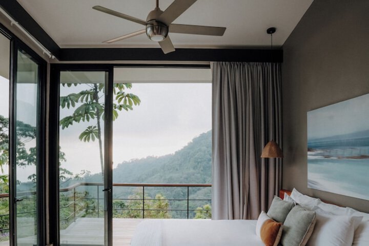 Room 25 of 128