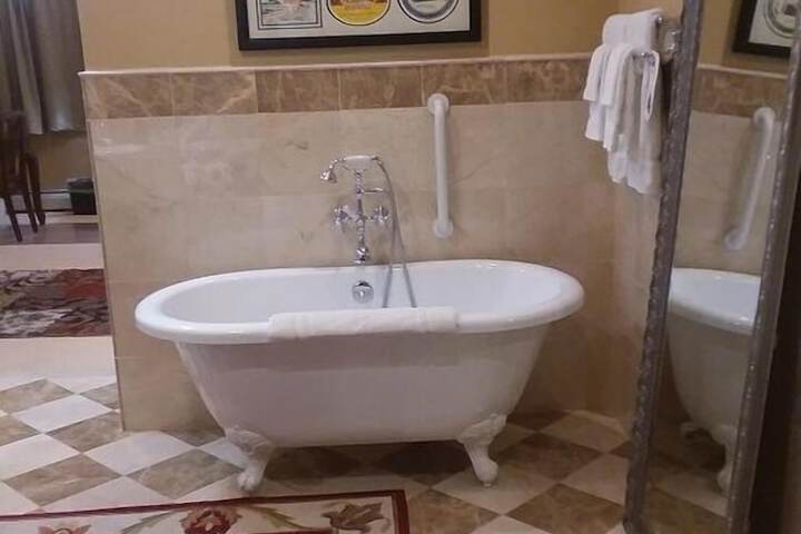 Deep soaking bathtub