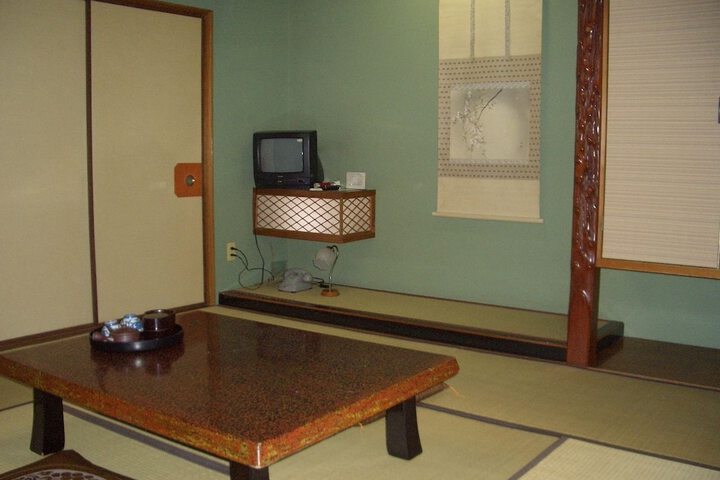 Room 9 of 32