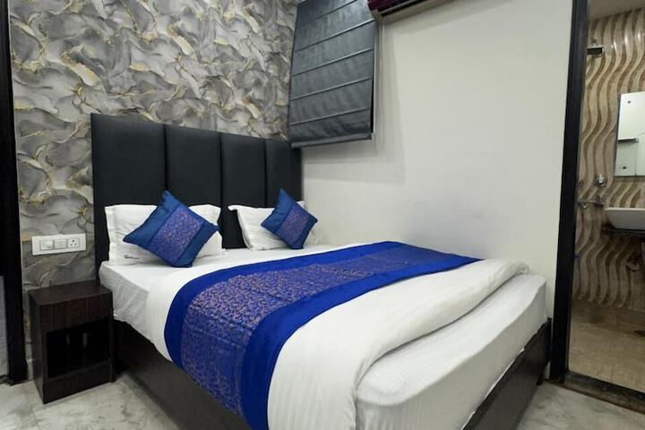 Room 6 of 12
