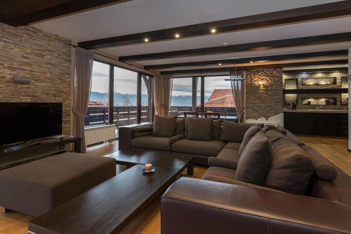 Lounge 34 of 54