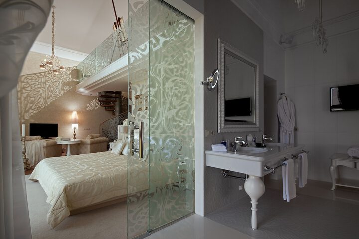 Room 15 of 108