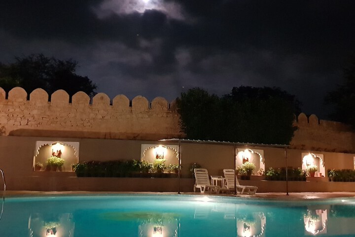 Hotel with Pool