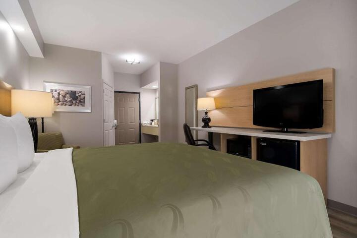 1 King Bed (11 of 17)