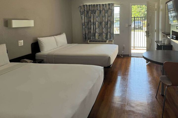 1 Queen Bed (14 of 15)