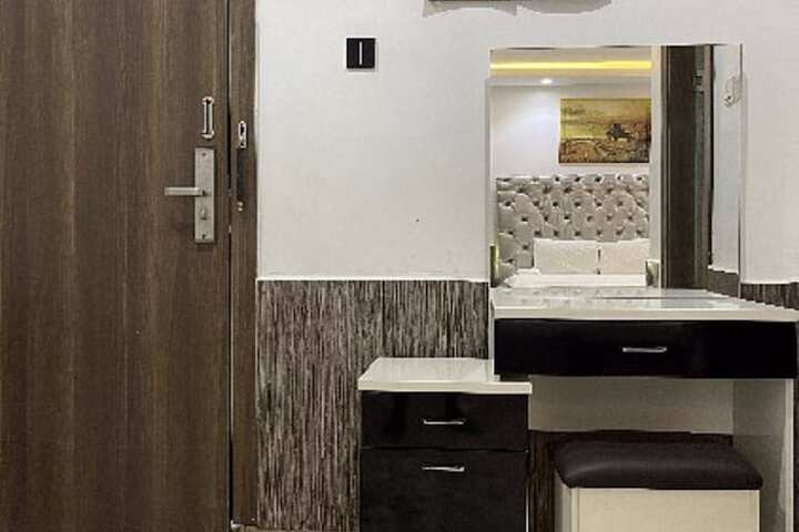 Room 7 of 27
