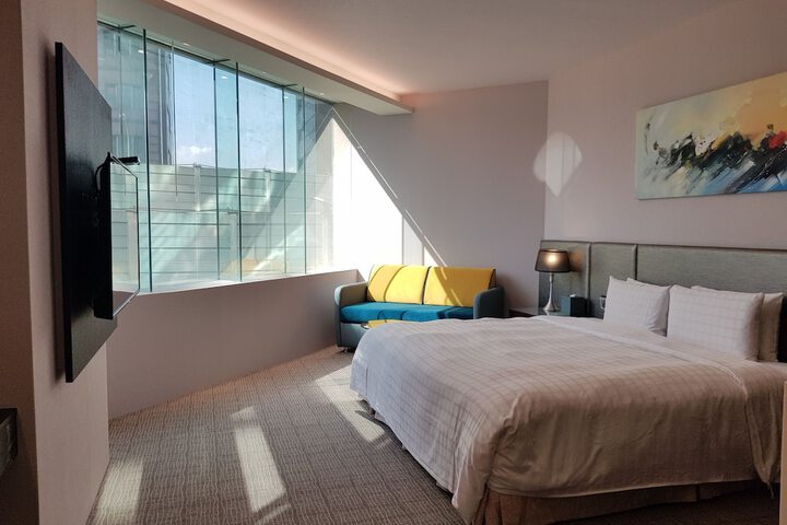Room 6 of 100