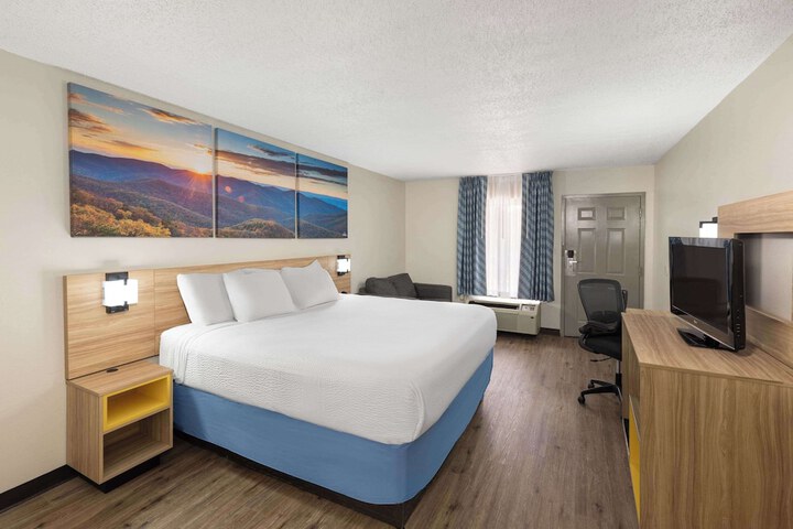 1 King Bed (3 of 16)