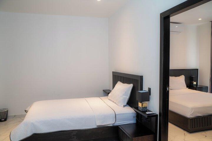 Room 5 of 9