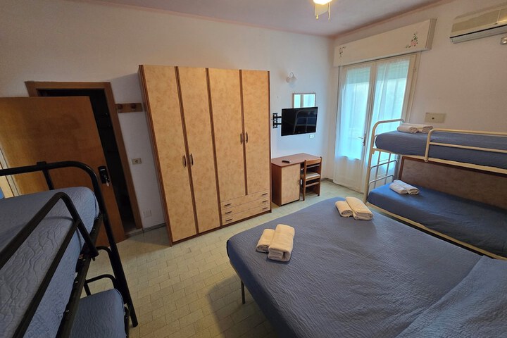 Room 18 of 28