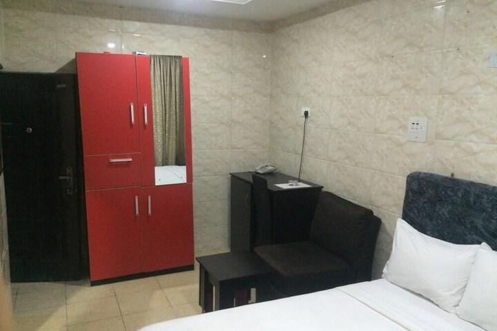 Room 7 of 32