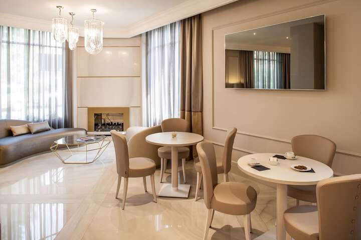 Lounge 100 of 111