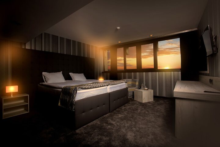 Room 12 of 33