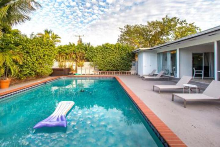 Hollywood Chateau Villa in Hollywood, FL