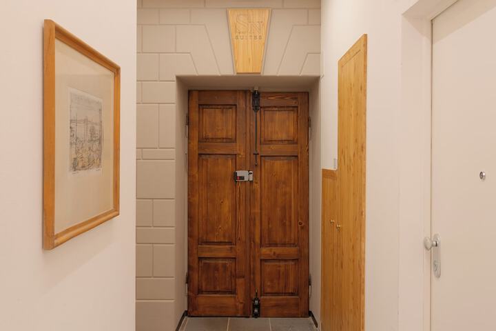 Ballroom/Hall 17 of 18