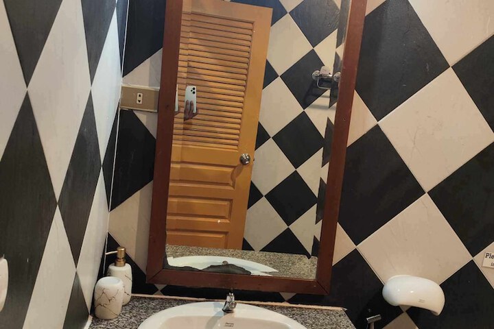 Room 12 of 16