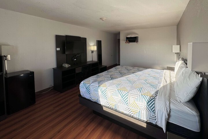 Deluxe King Bed (1 of 8)