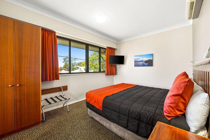 Room 33 of 54