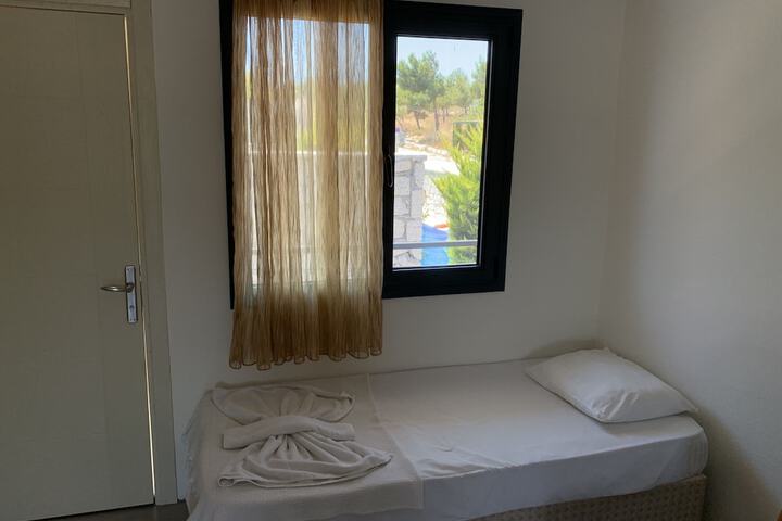 Room 5 of 12