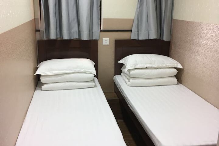 Room 13 of 40