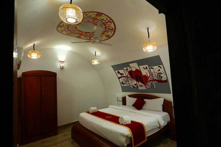 Room 6 of 18