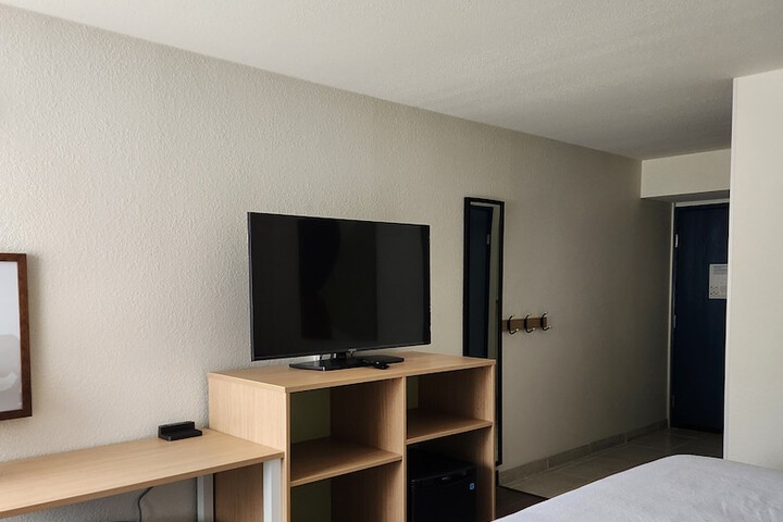 1 King Bed (4 of 11)