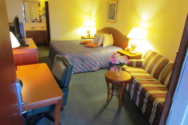 Executive Suite King Bed City View (1 of 5)